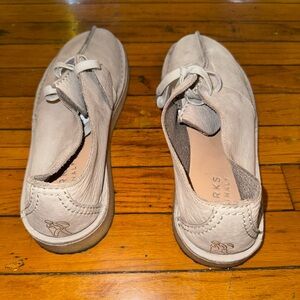 Clarks men’s Cream Leather Loafers